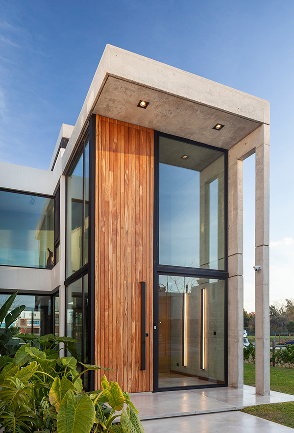 Puerta revestida con madera de lapacho