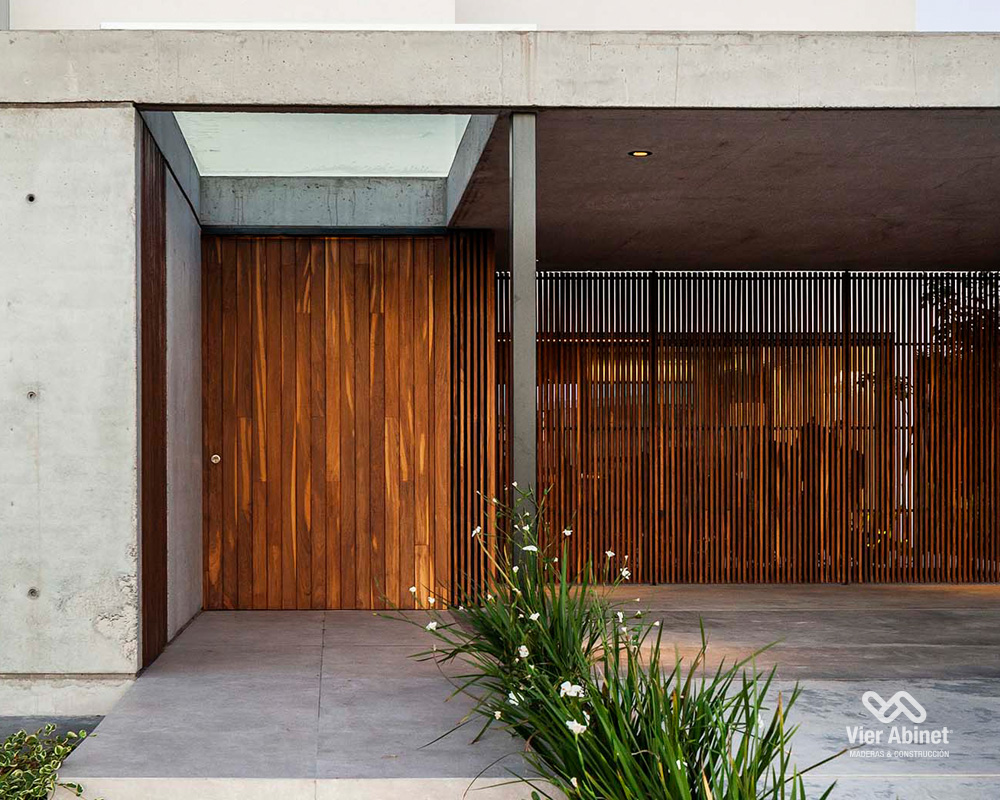 Puerta revestida con madera de lapacho